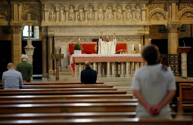 Padre celebra missa na Igreja Santa Teresa D'Avila em Roma após relaxamento das medidas de distanciamento social - 18/05/2020 Padre celebra missa na Igreja Santa Teresa D'Avila em Roma após relaxamento das medidas de distanciamento social - 18/05/2020