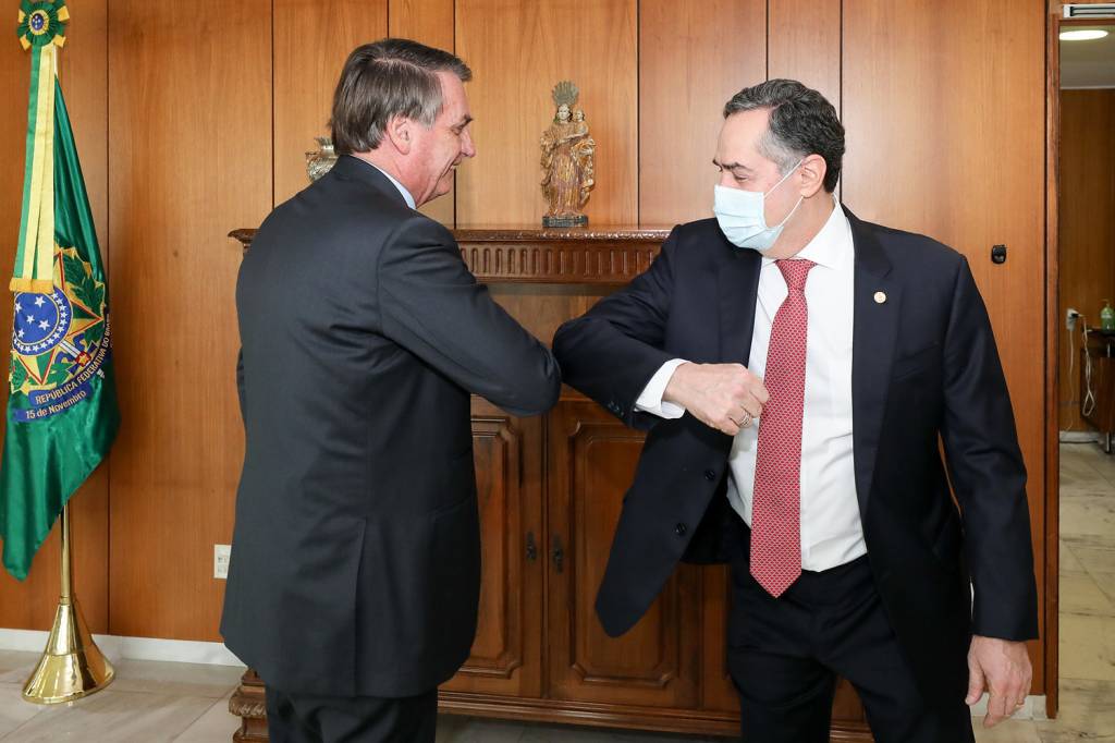 O presidente Jair Bolsonaro e o ex-presidente do Tribunal Superior Eleitoral (TSE) ministro Luís Roberto Barroso