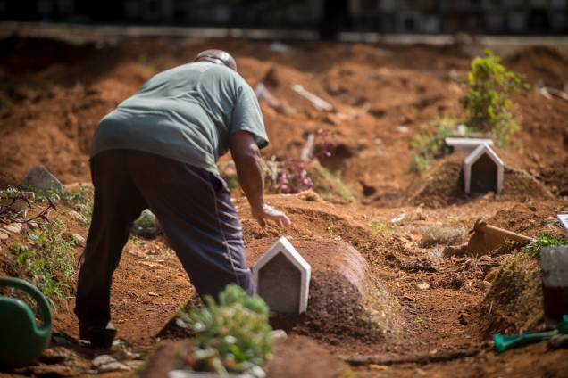 Cemitério da Vila Formosa, o maior da América Latina e responsável pelo sepultamento da maioria dos óbitos causados pela Covid-19 na cidade de São Paulo. Cemitério da Vila Formosa, o maior da América Latina e responsável pelo sepultamento da maioria dos óbitos causados pela Covid-19 na cidade de São Paulo.