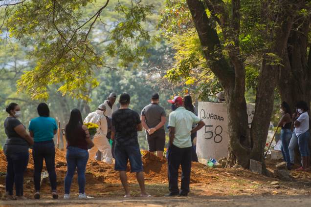 Cemitério da Vila Formosa, o maior da América Latina e responsável pelo sepultamento da maioria dos óbitos causados pela Covid-19 na cidade de São Paulo. Cemitério da Vila Formosa, o maior da América Latina e responsável pelo sepultamento da maioria dos óbitos causados pela Covid-19 na cidade de São Paulo.