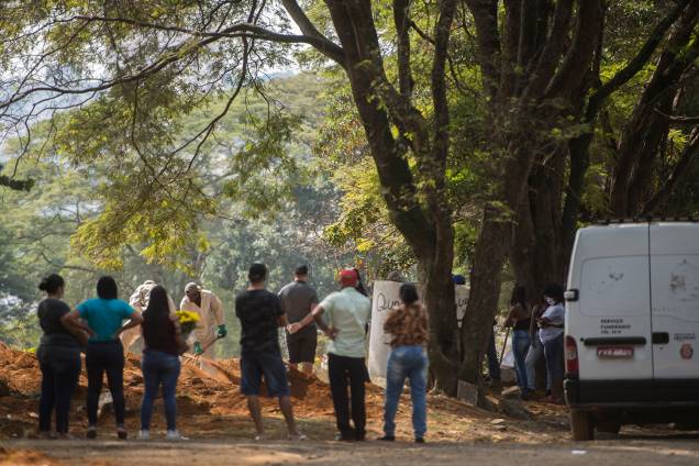 Cemitério da Vila Formosa, o maior da América Latina e responsável pelo sepultamento da maioria dos óbitos causados pela Covid-19 na cidade de São Paulo. Cemitério da Vila Formosa, o maior da América Latina e responsável pelo sepultamento da maioria dos óbitos causados pela Covid-19 na cidade de São Paulo.