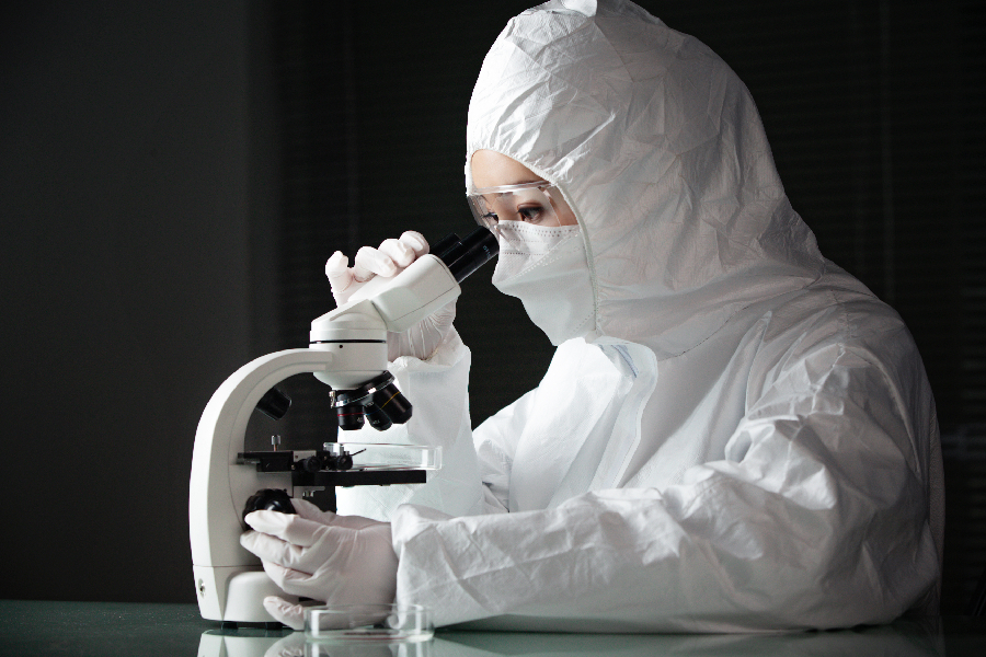 Cientista com microscópio