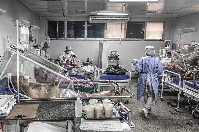 Em meio aos enfermos por Covid-19, um corpo, dentro de um saco plástico, ainda não havia sido removido da sala Em meio aos enfermos por Covid-19, um corpo, dentro de um saco plástico, ainda não havia sido removido da sala
