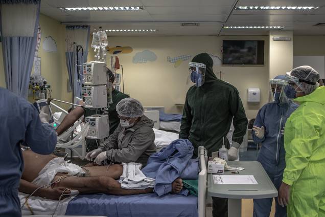 Profissionais de saúde realizam procedimentos médicos no Hospital Delphina Aziz Profissionais de saúde realizam procedimentos médicos no Hospital Delphina Aziz