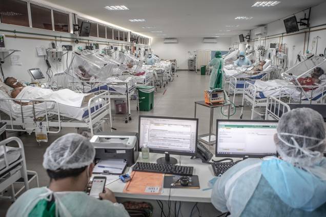 Construído em um prédio que seria destinado a uma escola, salas e refeitórios foram transformados em UTIs Construído em um prédio que seria destinado a uma escola, salas e refeitórios foram transformados em UTIs