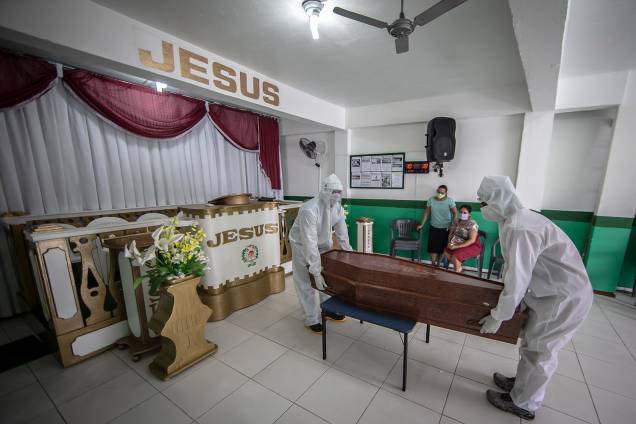 O corpo de uma senhora que faleceu por insuficiência respiratória aguda grave foi retirado na Igreja Pentecostal Unidos de Deus O corpo de uma senhora que faleceu por insuficiência respiratória aguda grave foi retirado na Igreja Pentecostal Unidos de Deus