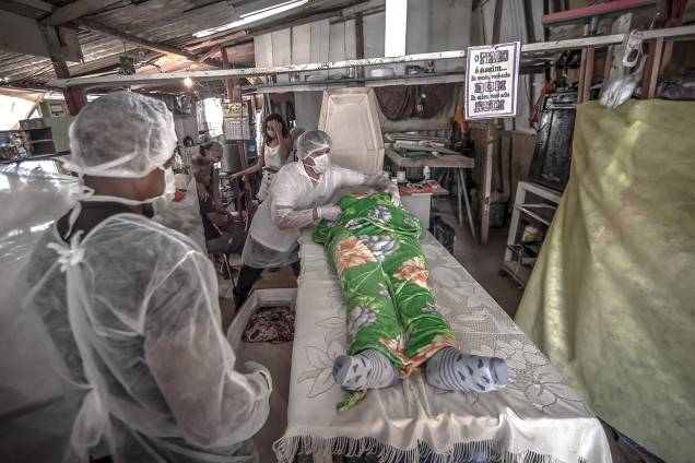 Em outro caso, uma senhora, que apresentou sintomas de Covid-19, faleceu em casa horas após ter procurado atendimento médico em um hospital da rede pública de Manaus Em outro caso, uma senhora, que apresentou sintomas de Covid-19, faleceu em casa horas após ter procurado atendimento médico em um hospital da rede pública de Manaus