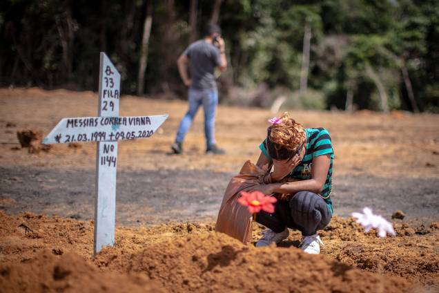Durante o enterro coletivo, com casos suspeitos de Covid-19, uma mãe se emocionou ao se despedir do filho, assassinado em Manaus Durante o enterro coletivo, com casos suspeitos de Covid-19, uma mãe se emocionou ao se despedir do filho, assassinado em Manaus
