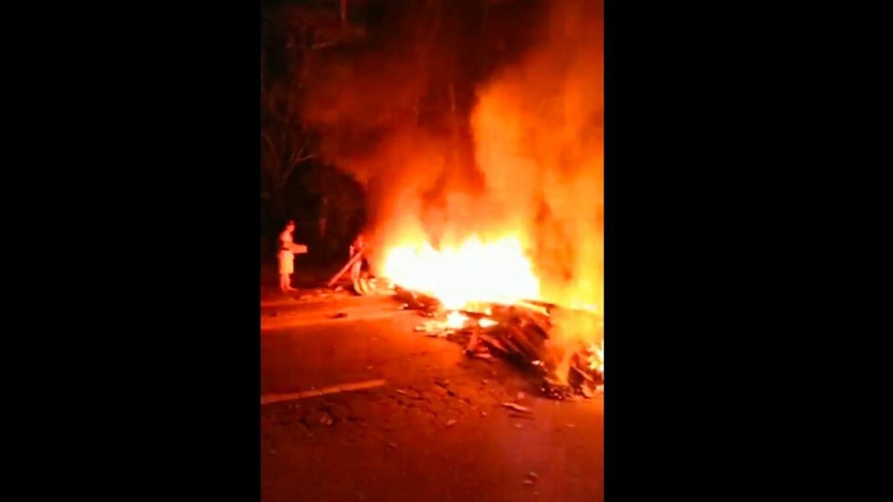 Moradores bloqueiam estrada para impedir acesso de turistas ao litoral norte de SP