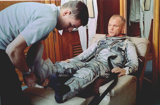O astronauta John Glenn Jr. veste seu traje para antes de embarcar na espaçonave Mercury Atlas 6, em 1962 O astronauta John Glenn Jr. veste seu traje para antes de embarcar na espaçonave Mercury Atlas 6, em 1962