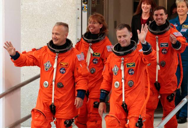 Durante a era dos ônibus espaciais, o uniforme foi pintado de laranja: Doug Hurley (o primeiro da esq. para dir.) fez parte da tripulação do Atlantis, em 2011, o último voo dos Space Shuttles Durante a era dos ônibus espaciais, o uniforme foi pintado de laranja: Doug Hurley (o primeiro da esq. para dir.) fez parte da tripulação do Atlantis, em 2011, o último voo dos Space Shuttles