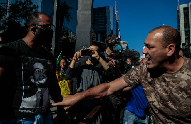 Apoiadores e opositores de Bolsonaro entraram em confronto na Avenida Paulista Apoiadores e opositores de Bolsonaro entraram em confronto na Avenida Paulista
