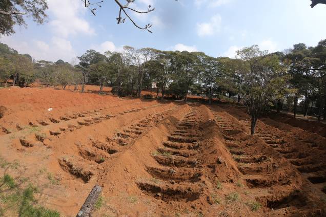 Cemitério da Vila Formosa, o maior da América Latina e responsável pelo sepultamento da maioria dos óbitos causados pela Covid-19 na cidade de São Paulo. Cemitério da Vila Formosa, o maior da América Latina e responsável pelo sepultamento da maioria dos óbitos causados pela Covid-19 na cidade de São Paulo.
