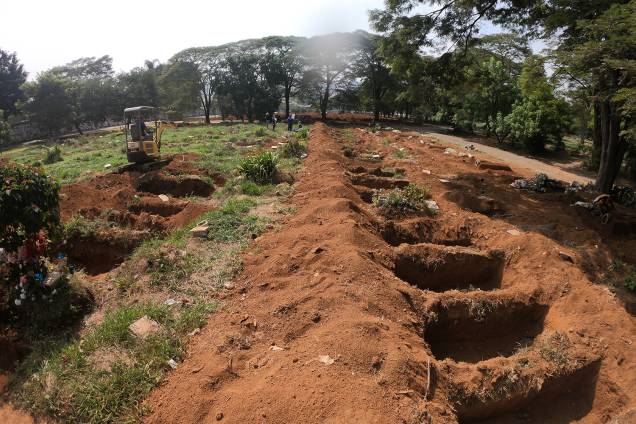 Cemitério da Vila Formosa, o maior da América Latina e responsável pelo sepultamento da maioria dos óbitos causados pela Covid-19 na cidade de São Paulo. Cemitério da Vila Formosa, o maior da América Latina e responsável pelo sepultamento da maioria dos óbitos causados pela Covid-19 na cidade de São Paulo.