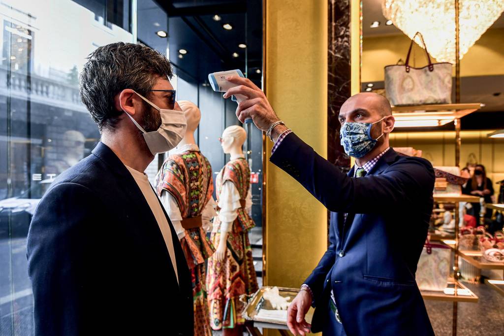 ITALY-HEALTH-VIRUS-FASHION-LUXURY SOB MEDIDA - Loja em Milão: só entra quem passa pelo teste do termômetro
