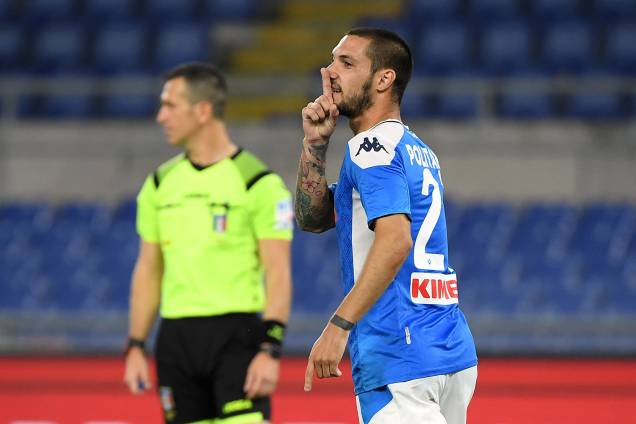 Matteo Politano, do Napoli, provoca ao marcar seu gol de pênalti Matteo Politano, do Napoli, provoca ao marcar seu gol de pênalti