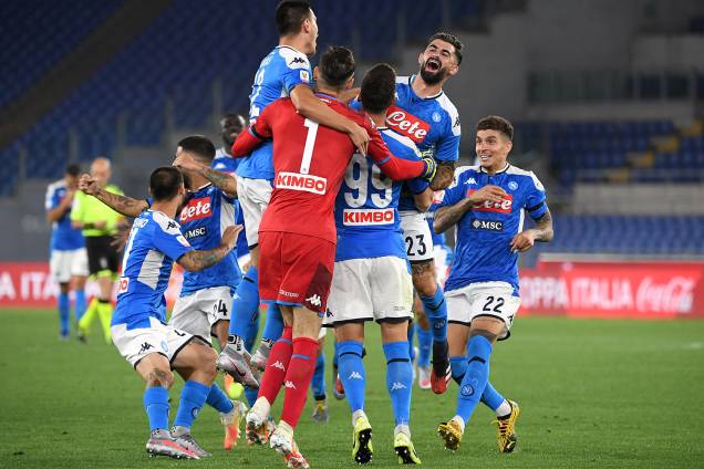 Os jogadores do Napoli comemoram a conquista do título nos pênaltis Os jogadores do Napoli comemoram a conquista do título nos pênaltis
