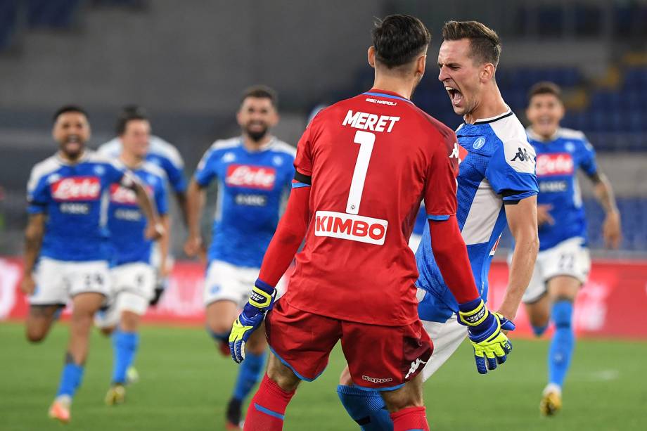 Os jogadores do Napoli comemoram a conquista do título nos pênaltis