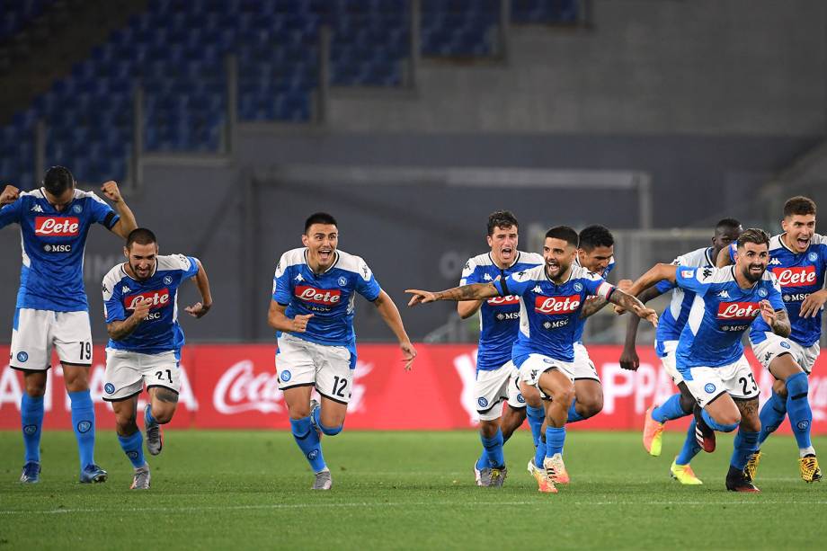 Os jogadores do Napoli comemoram a conquista do título nos pênaltis