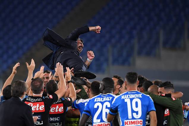 O técnico do Napoli, Gennaro Gattuso, é jogado pelos jogadores em comemoração do título O técnico do Napoli, Gennaro Gattuso, é jogado pelos jogadores em comemoração do título