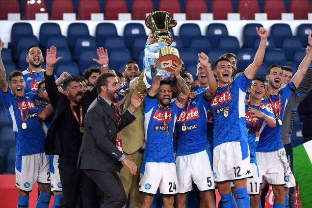 Lorenzo Insigne, do Napoli, levanta o troféu de campeão da Copa Itália Lorenzo Insigne, do Napoli, levanta o troféu de campeão da Copa Itália