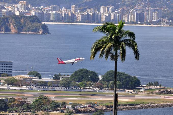 Pista do Aeroporto Santos Dumont é reaberta após 12 horas de interdição e mais de 160 voos cancelados