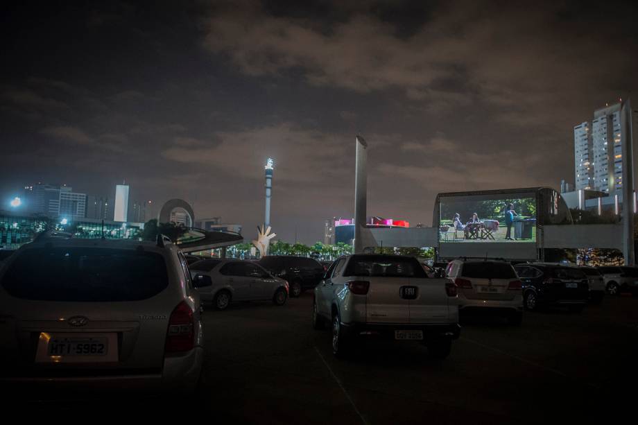 Sessão de cinema ao ar livre "Belas Artes Drive-in" realizada no Memorial da América Latina, em São Paulo