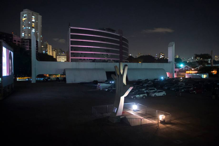 Sessão de cinema ao ar livre "Belas Artes Drive-in" realizada no Memorial da América Latina, em São Paulo