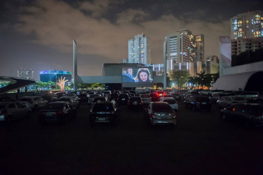 Sessão de cinema ao ar livre "Belas Artes Drive-in" realizada no Memorial da América Latina, em São Paulo