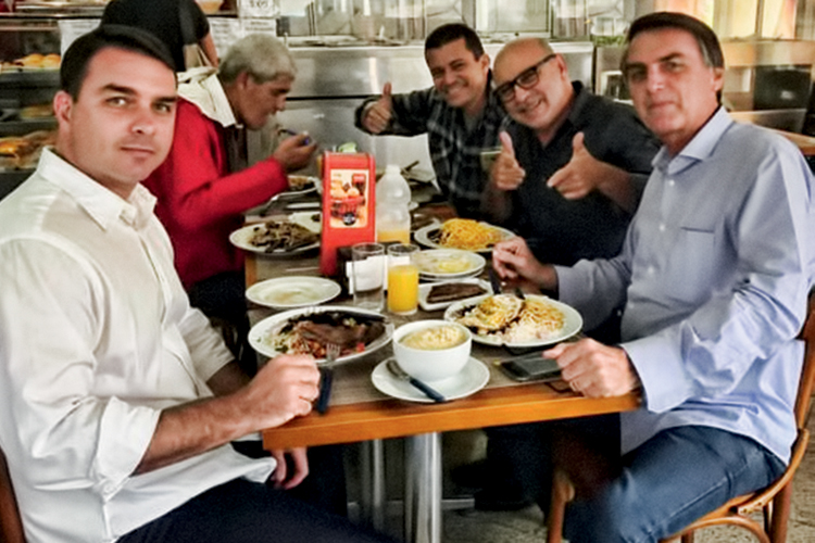 FABRICIO QUEIROZ-MOTORISTA-2018-0923.jpg FABRICIO QUEIROZ-MOTORISTA-2018-0923.jpg
