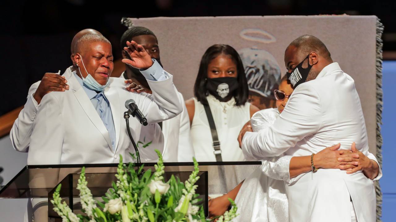 Parentes de George Floyd durante funeral em Houston