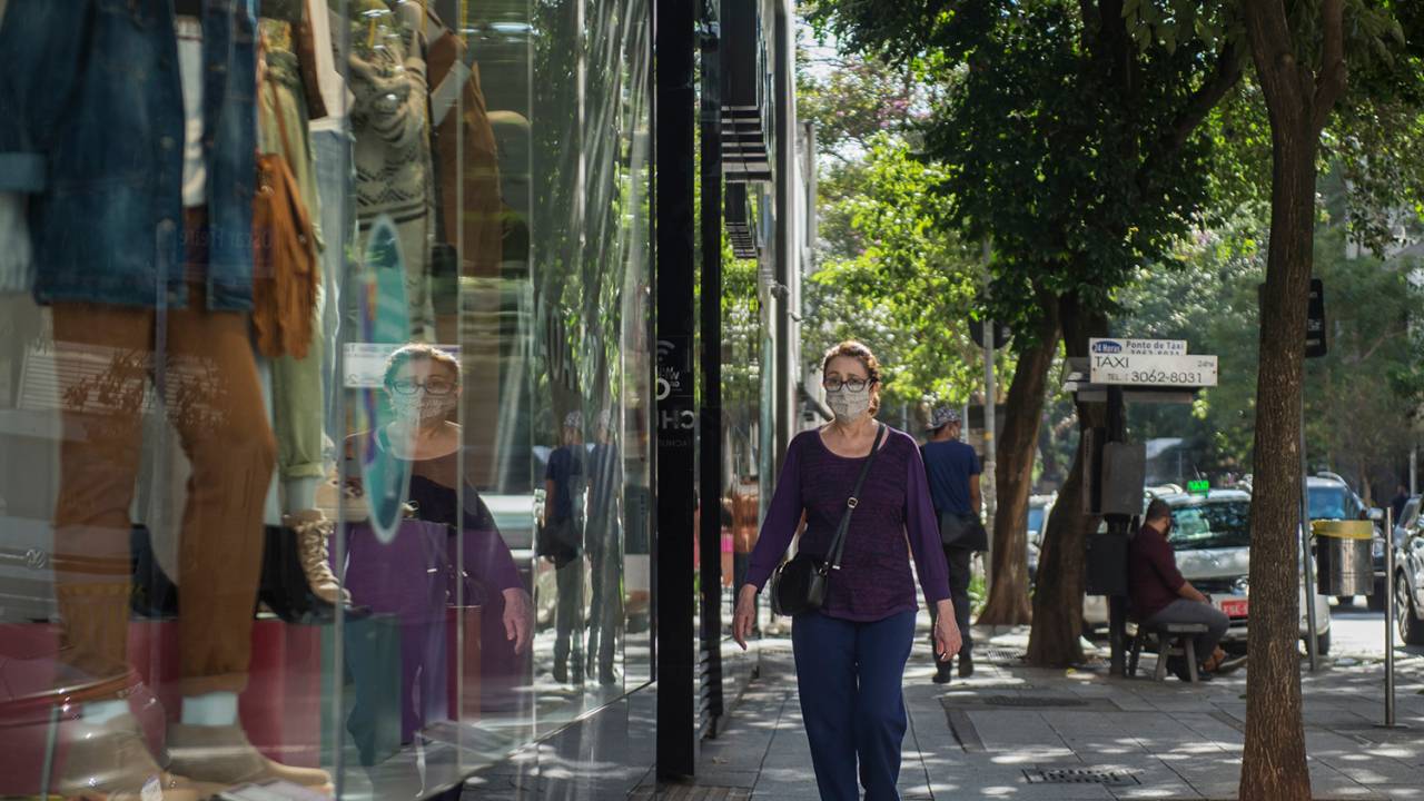 Movimentação da Rua Oscar Freire em São Paulo após a reabertura do comércio na cidade