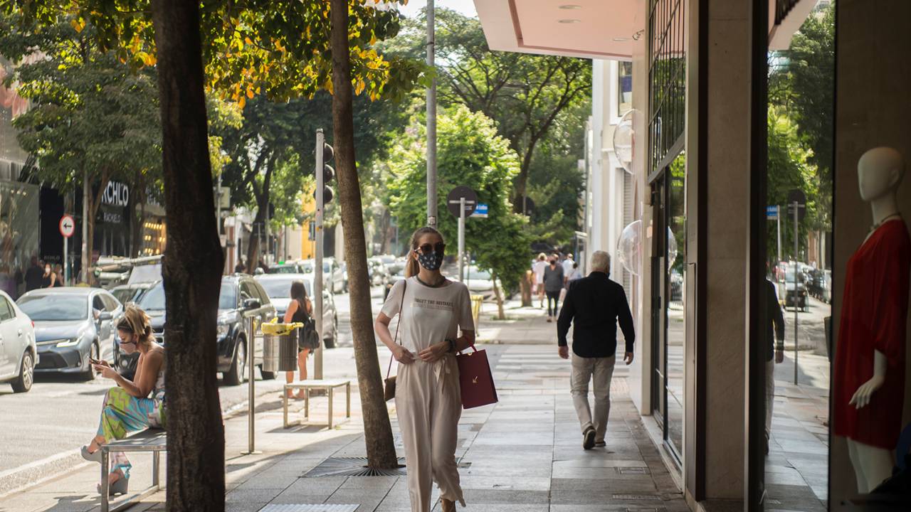 Movimentação da Rua Oscar Freire em São Paulo após a reabertura do comércio na cidade
