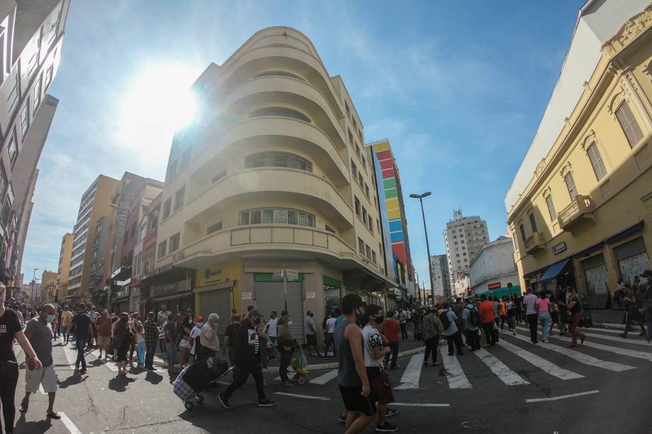 Movimentação da região da 25 de Março no centro de São Paulo após a reabertura do comércio na cidade