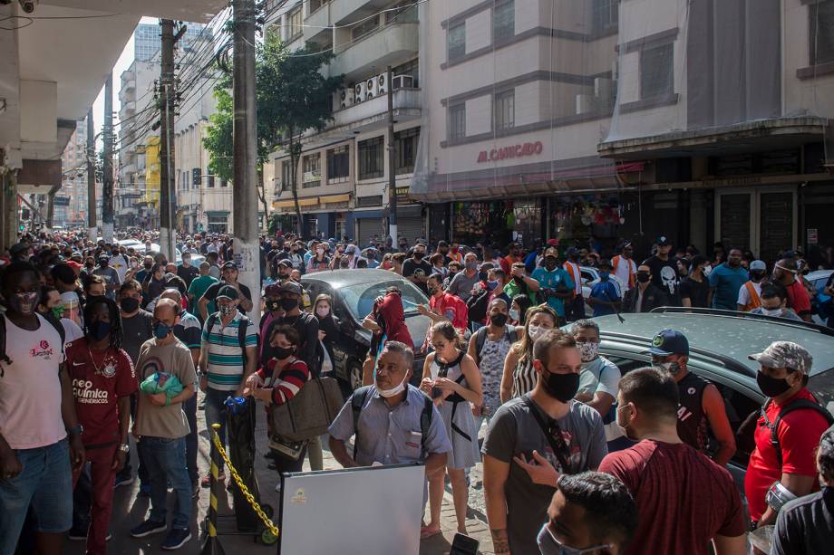 Movimentação da região da 25 de Março no centro de São Paulo após a reabertura do comércio na cidade