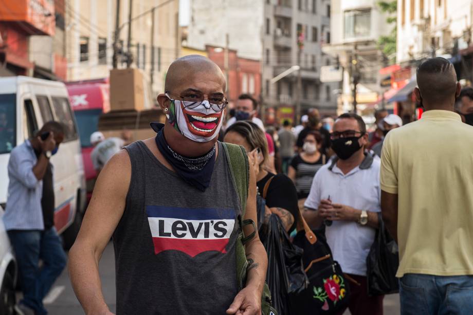 Movimentação da região da 25 de Março no centro de São Paulo após a reabertura do comércio na cidade