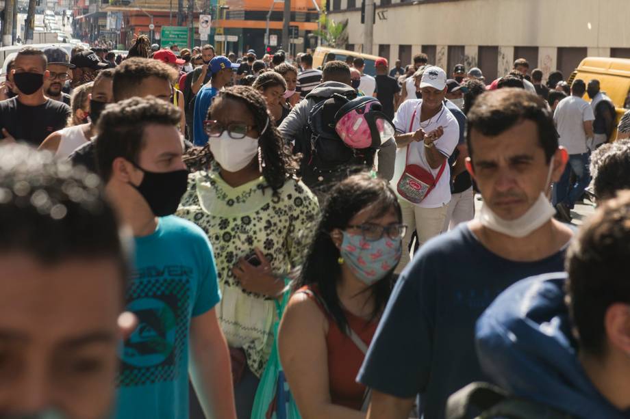 Movimentação da região da 25 de Março no centro de São Paulo após a reabertura do comércio na cidade