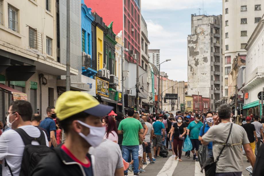 Movimentação da região da 25 de Março no centro de São Paulo após a reabertura do comércio na cidade