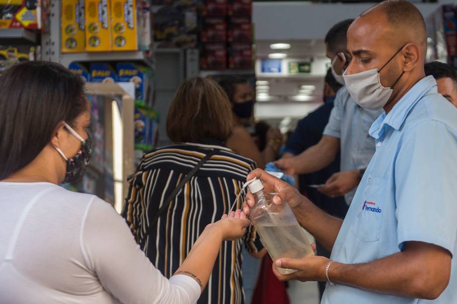 Movimentação da região da 25 de Março no centro de São Paulo após a reabertura do comércio na cidade