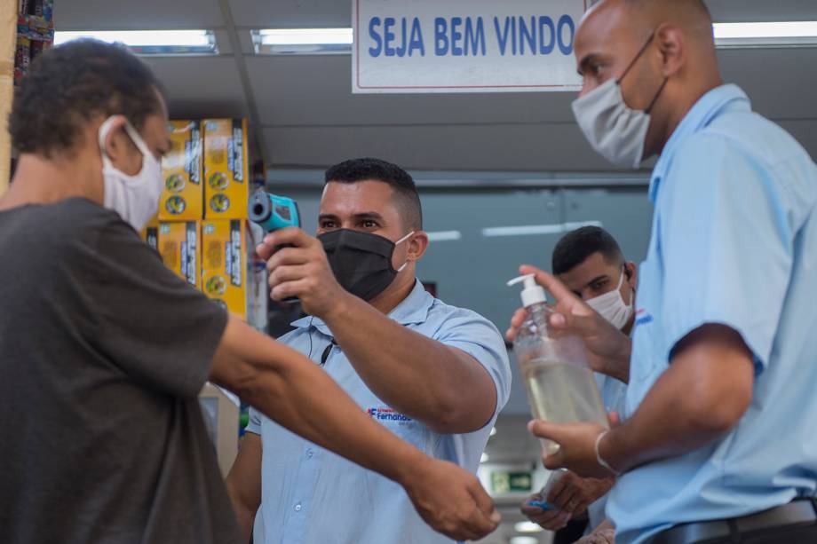 Movimentação da região da 25 de Março no centro de São Paulo após a reabertura do comércio na cidade