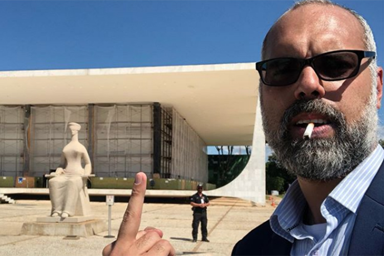 O blogueiro Allan dos Santos em frente ao prédio do STF, em Brasília