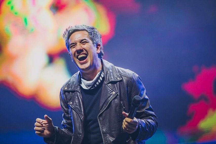 Rogério Flausino durante o show do Jota Quest no drive-in do Allianz Parque -