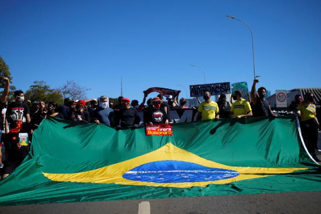 Atos pró e contra Bolsonaro em Brasília