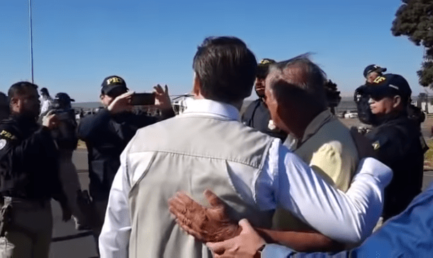 bolsonaro – segurança retira braço Segurança retira braço de admirador das costas de Bolsonaro