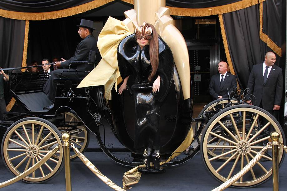 Lady Gaga durante lançamento de seu perfume "Fame", em Nova York, no ano de 2012 Lady Gaga durante lançamento de seu perfume "Fame", em Nova York, no ano de 2012