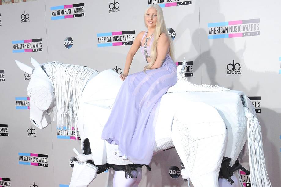 A cantora Lady Gaga em sua chegada ao American Music Awards, na Califórnia, em 2013 A cantora Lady Gaga em sua chegada ao American Music Awards, na Califórnia, em 2013
