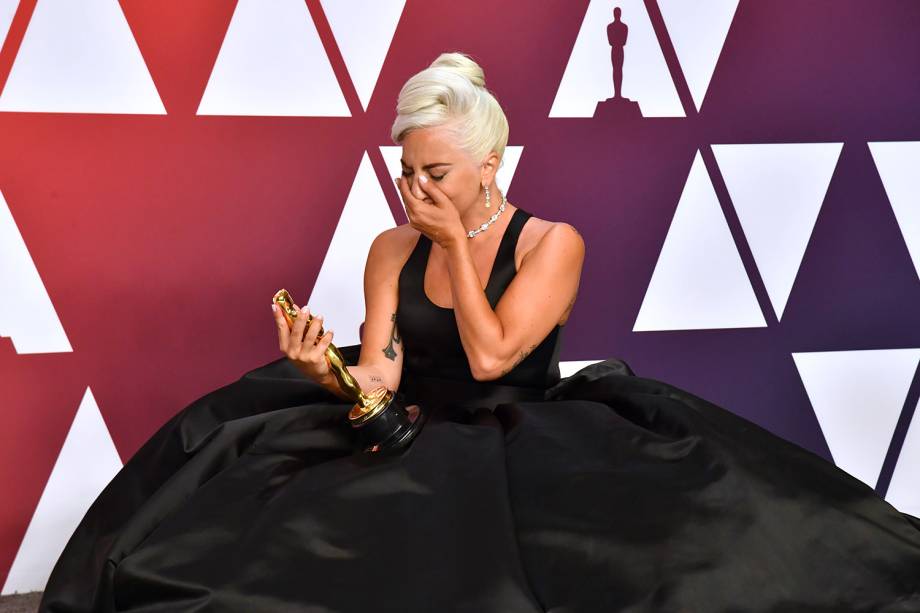 Lady Gaga posa com o Oscar de Melhor Canção Original por "Shallow", em 2019 Lady Gaga posa com o Oscar de Melhor Canção Original por "Shallow", em 2019