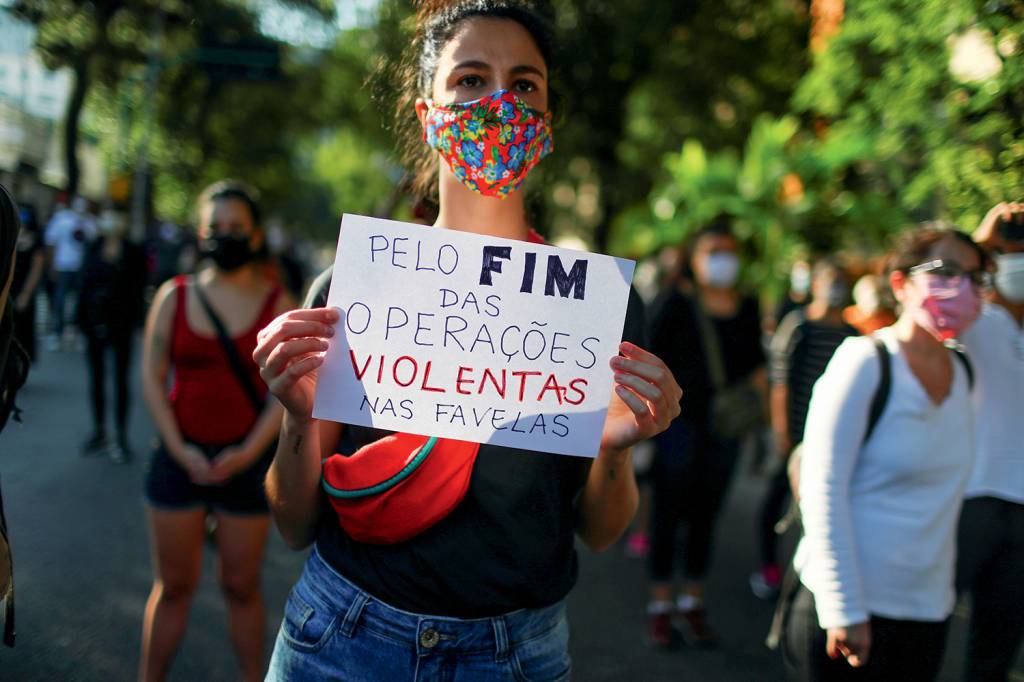 People protest against police violence during operations in slums against drug gangs and racism in Brazil, in front of the Guanabara Palace in Rio de Janeiro People protest against police violence during operations in slums against drug gangs and racism in Brazil, in front of the Guanabara Palace in Rio de Janeiro