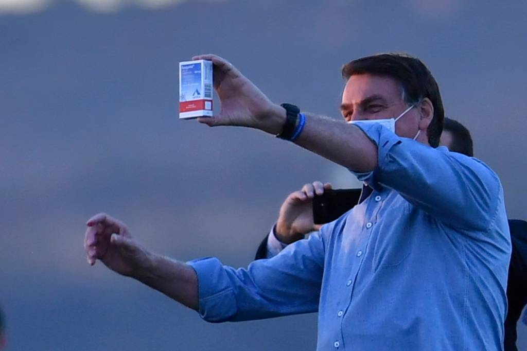 BRAZIL-HEALTH-VIRUS-BOLSONARO-COVID-HIDROXICLOROQUINA Bolsonaro segurando caixa de Cloroquina