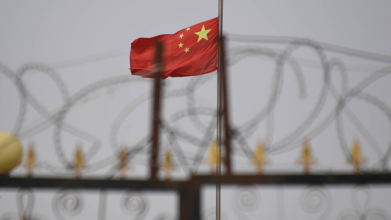 Bandeira da China em conjunto habitacional em Xinjiang - 04/06/2019